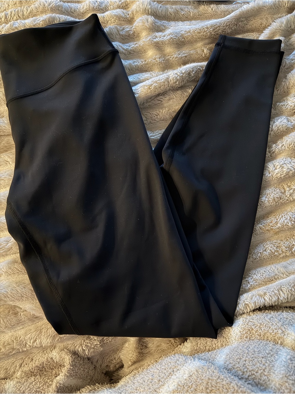 Wunder Under
SmoothCover High-Rise Black Lululemon Legging size 8. Inseam 28in